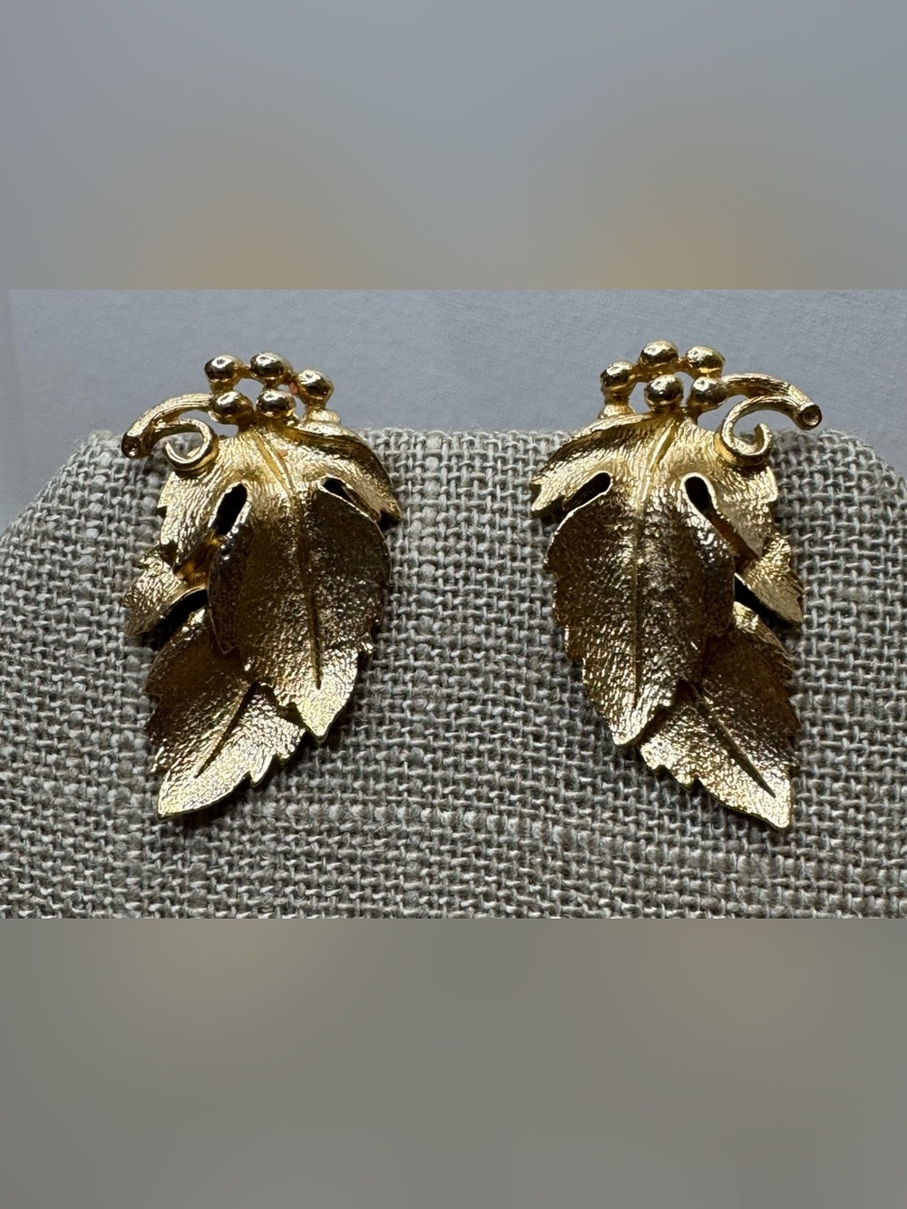 Lisner gold tone grape leaves clip back earrings